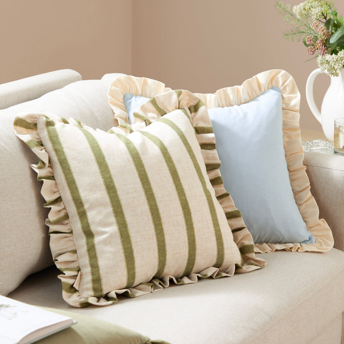 Housse de coussin à volant rayé