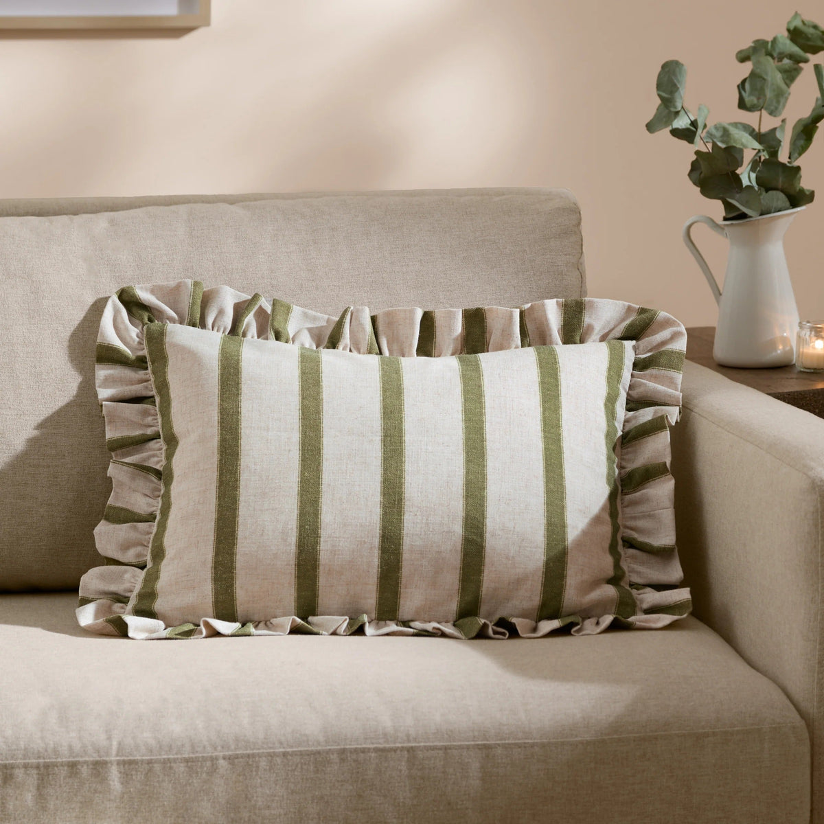 Housse de coussin à volant rayé